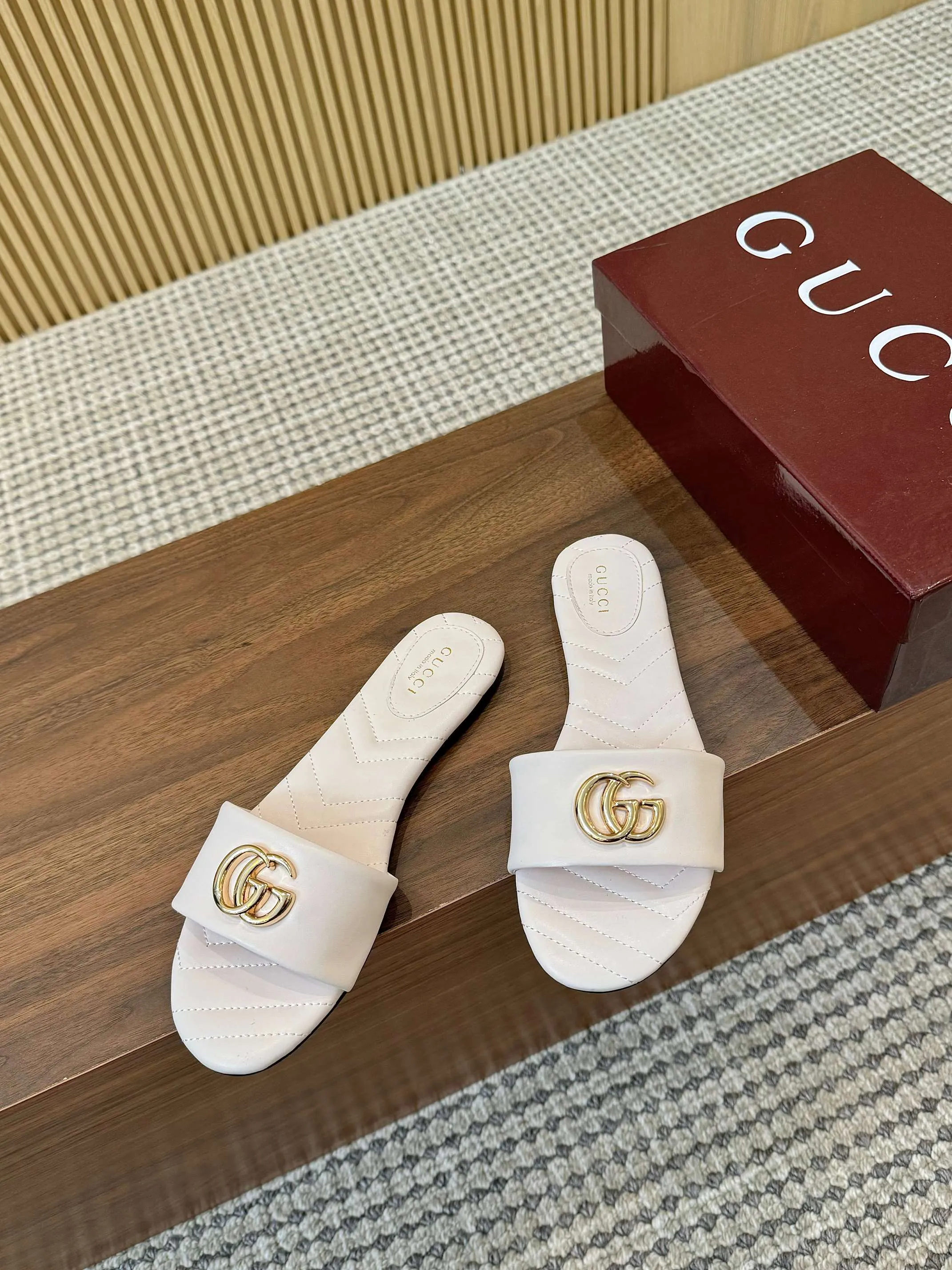 👟👟Ex-factory price 440👟👟 💯💯💯Gucci 2025 spring and summer latest popular slip-on sandals series... [Round toe] Latest double G buckle. Embroidery style Original quality 🍃Original European style, 💥perfect on the feet💃💃When worn with this shoe, it is elegant and crystal clear. No matter the materials of the accessories, they are all customized one by one. You must go to get the original version. The whole series is full of exciting and innovative elements. The texture of different materials, the texture of the materials, and the expression of the materials have a strong artistic atmosphere... ❶ Upper: imported cowhide ❷ Inner lining: customized imported sheepskin ❸ Foot pads: customized imported sheepskin ❹ Outsole: imported Italian genuine leather outsole ❺ Heel height: 1.5CM ❻ Packaging: Original full set of packaging ❼ Code number: 35-43 (41.42.43 customized is not returnable)